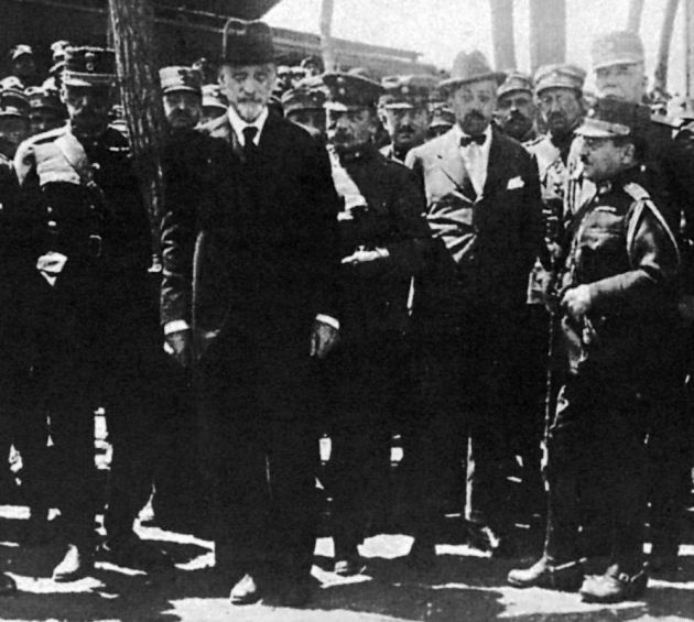 Μερικοί από τους βασικούς πρωταγωνιστές της διεύθυνσης του πολέμου κατά την κρισιμότερη περίοδό του, τον Μάιο του 1921 στη Σμύρνη. Διακρίνονται από αριστερά: Ο αντιστράτηγος Αναστάσιος Παπούλας, διοικητής της Στρατιάς Μικράς Ασίας και βασικός επιχειρησιακός διοικητής κατά το κρισιμότερο διάστημα, ο Δημήτριος Γούναρης, πρωθυπουργός τη στιγμή εκείνη και κυρίαρχη πολιτική προσωπικότητα κατά το διάστημα αυτό, ο υποστράτηγος Βίκτωρ Δούσμανης, Αρχηγός της Επιτελικής Υπηρεσίας Στρατού και βασικός στρατιωτικός σύμβουλος της κυβέρνησεως, ο Νικόλαος Θεοτόκης, υπουργός αμύνης, και ο υποστράτηγος Ξενοφών Στρατηγός (ο βραχύσωμος, στραμμένος προς τον Γούναρη), Υπαρχηγός της Επιτελικής Υπηρεσίας Στρατού και επίσης βασικός στρατιωτικός σύμβουλος της κυβερνήσεως.