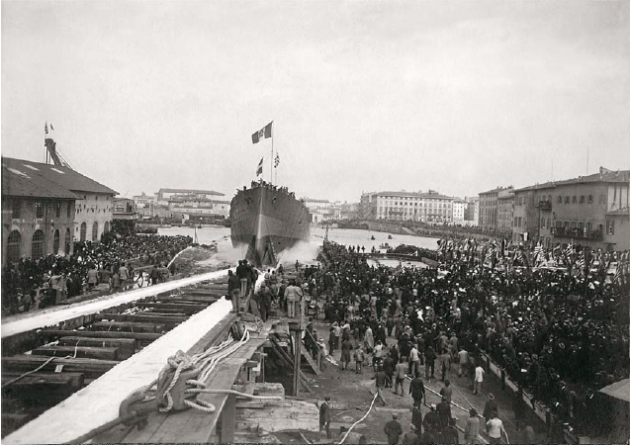 Η καθέλκυση του Αβέρωφ, στις 12 Μαρτίου 1910, ήταν ένα σημαντικό γεγονός όχι μόνο για το Πολεμικό Ναυτικό αλλά και για τα ναυπηγεία Orlando στο Λιβόρνο.(Φωτογραφικό αρχείο Ναυτικού Μουσείου της Ελλάδος).