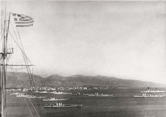 Ο Αβέρωφ – στην άκρη δεξιά – μαζί με άλλα πλοία του Στόλου, στο Φάληρο κατά τη διάρκεια κάποιας Ναυτικής Εβδομάδας. Η φωτογραφία έχει τραβηχτεί από το Ναυτικό Όμιλο, στην Καστέλα του Πειραιά. Η έλλειψη στέμματος στη σημαία σημαίνει ότι η φωτογράφηση έγινε πριν το 1935. (Φωτογραφικό αρχείο Θ/Κ Αβέρωφ).