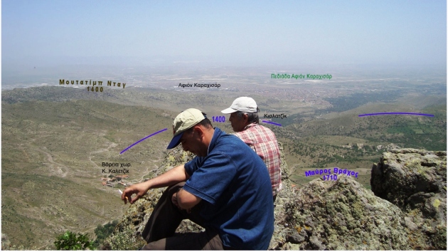 Η φωτογραφία έχει ληφθεί από το ύψωμα Μαύρος Βράχος με κατεύθυνση την πόλη του Αφιόν Καραχισάρ και καταδεικνύει την ευπάθεια της ελληνικής αμυντικής τοποθεσίας επί του Μ. Καλετζίκ. Ο Μαύρος Βράχος αποτελούσε τμήμα της κύριας γραμμής αντιστάσεως (ΠΟΤ) και ζωτικό έδαφος του Κ.Α. Καμελάρ αλλά και όλου του τομέα της IV Μεραρχίας. Πιθανή απώλειά του θα έθετε σε κίνδυνο άμεσης κατάρρευσης το Κ.Α. Καμελάρ και θα προκαλούσε ρωγμή στην αμυντική γραμμή της IV Μεραρχίας. Η αμυντική γραμμή από το Μαύρο Βράχο συνέχιζε στα υψώματα βόρεια του χωριού Κιουτσούκ Καλετζίκ μέχρι το ύψωμα 1400 και στη συνέχεια, ακολουθώντας προς νότο τη συνεχόμενη μπλε γραμμή, διερχόταν από τον Πριονοειδή Βράχο. 