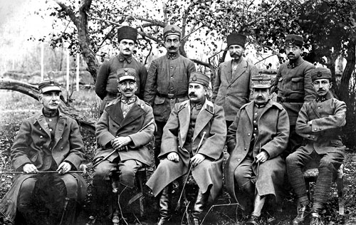 Τα επίχειρα: οι Δημαράς (διοικητής της IVης Μεραρχίας), Τρικούπης (διοικητής Α' ΣΣ) και Διγενής (διοικητής Β' ΣΣ) "φιλοξενούμενοι" στο τουρκικό στρατόπεδο αιχμαλώτων του Κισεχίρ.